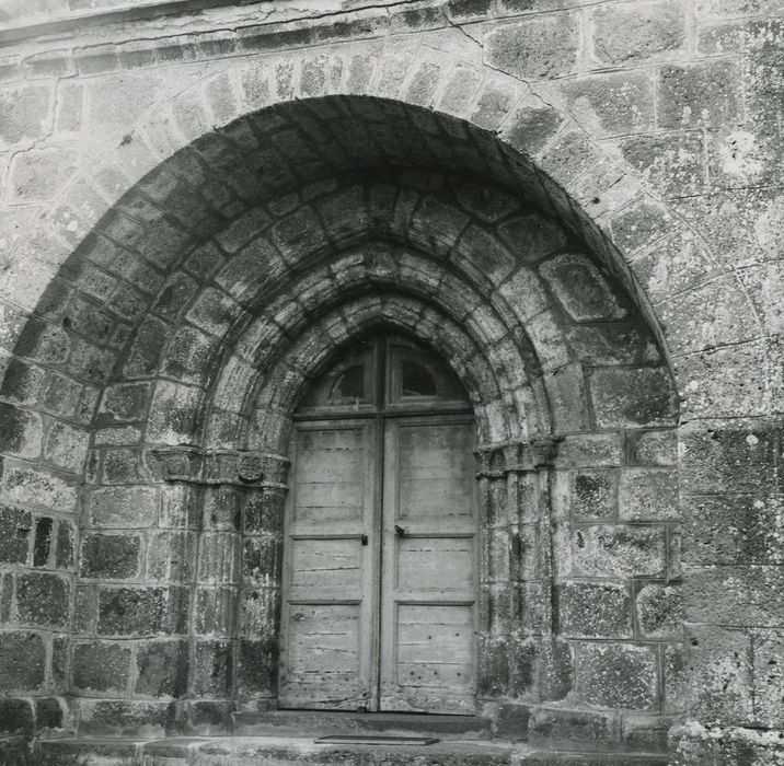 Eglise Saint-Pantaléon : Porche occidental, vue générale