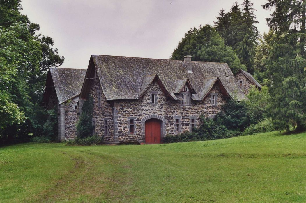 Château de Mazerolles : Communs, ensemble sud-est, vue générale