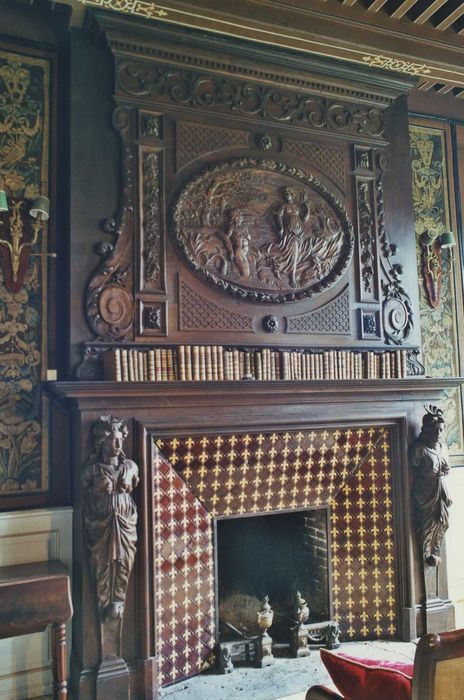 Château de Mazerolles : Logis, 1er étage, salon, cheminée, vue générale