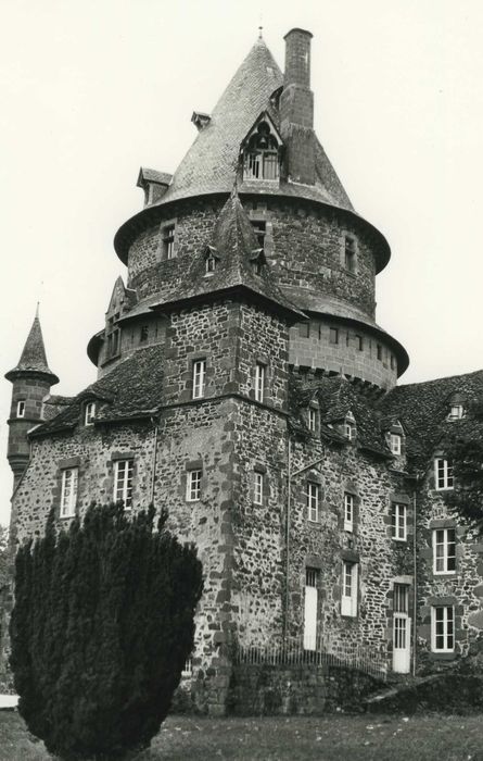 Château de Mazerolles : Ensemble sud-est, vue générale