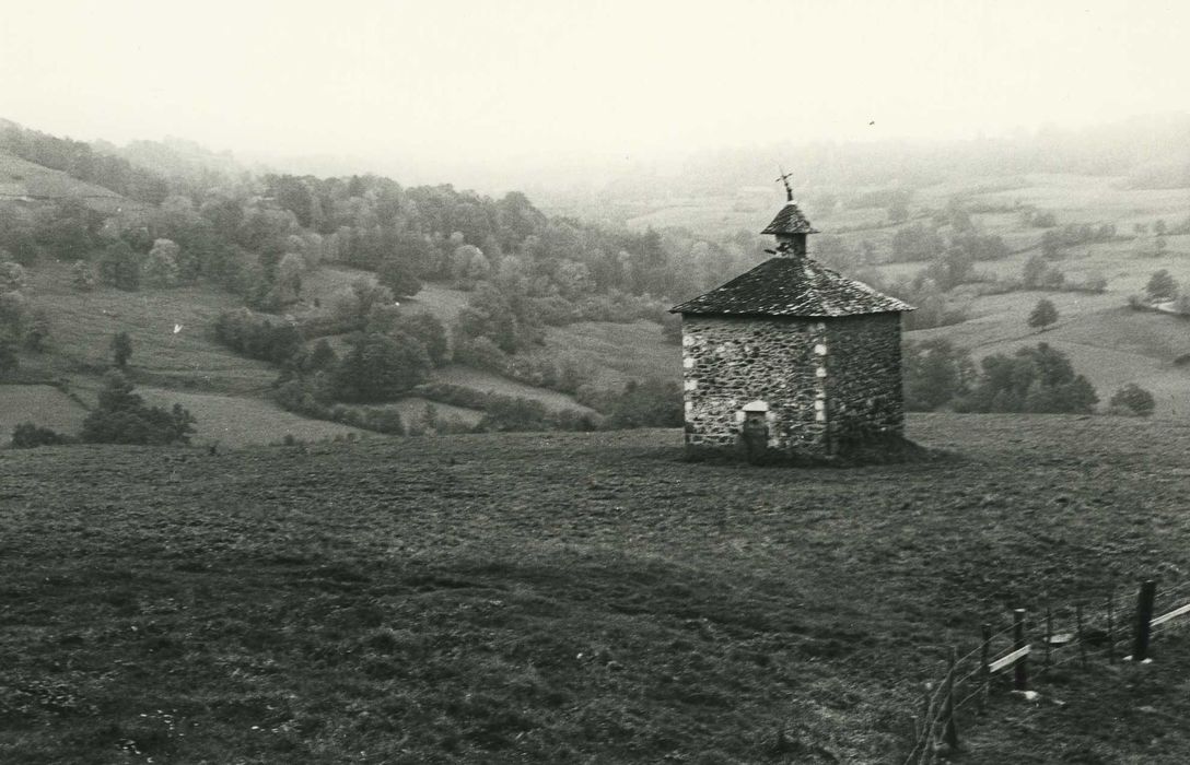 Château de Mazerolles : Pigeonnier, vue générale