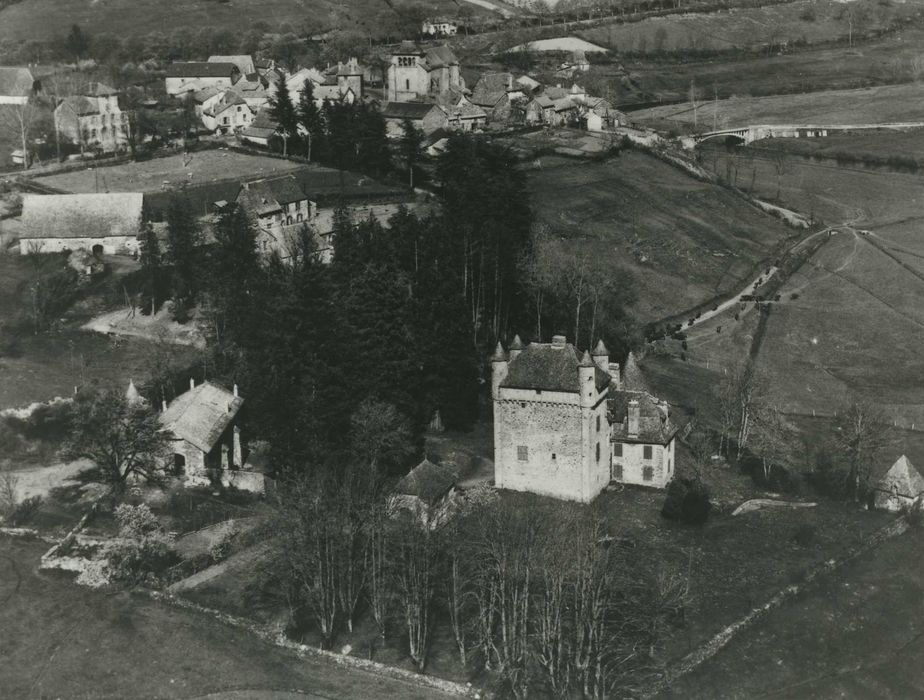 Château de Veyrières : Vue générale du château dans son environnement