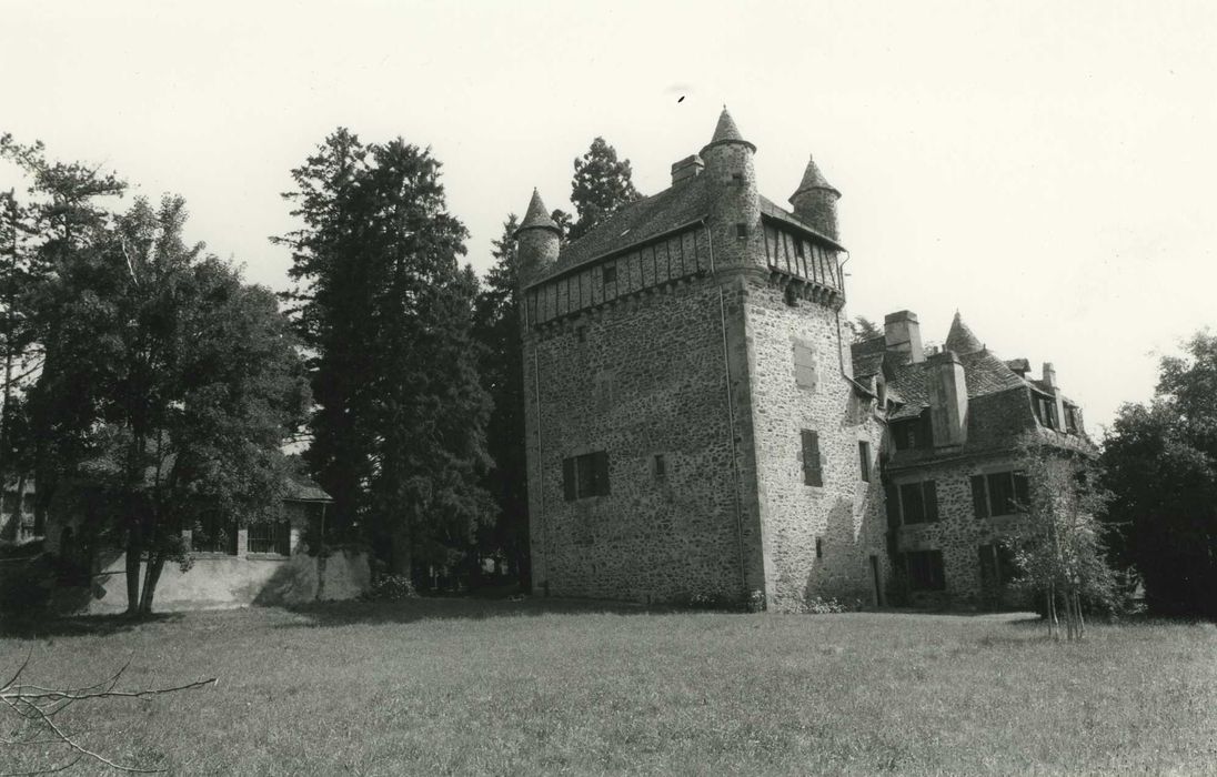 Château de Veyrières : Ensemble sud-ouest, vue générale