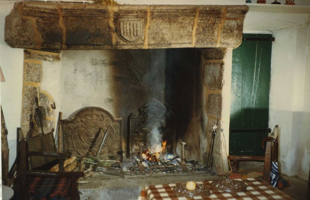 Château de Veyrières : Cuisine, cheminée monumentale, vue gnérale