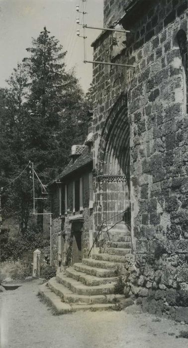 Eglise Saint-Jean-Baptiste : Façade latérale sud, vue partielle - © Ministère de la Culture (France), Médiathèque du patrimoine et de la photographie, tous droits réservés