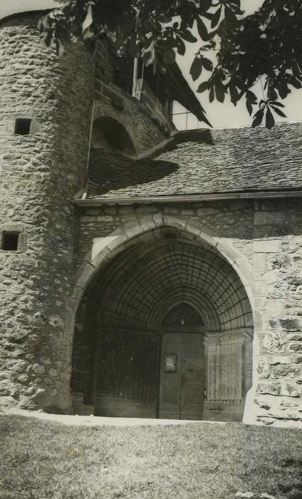 Eglise Saint-Julien : Porche sud, vue générale