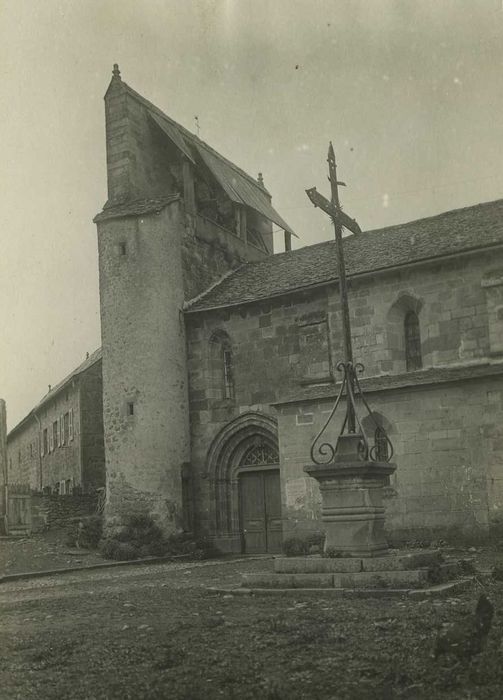 Eglise Saint-Saturnin : Façade latérale sud, vue partielle