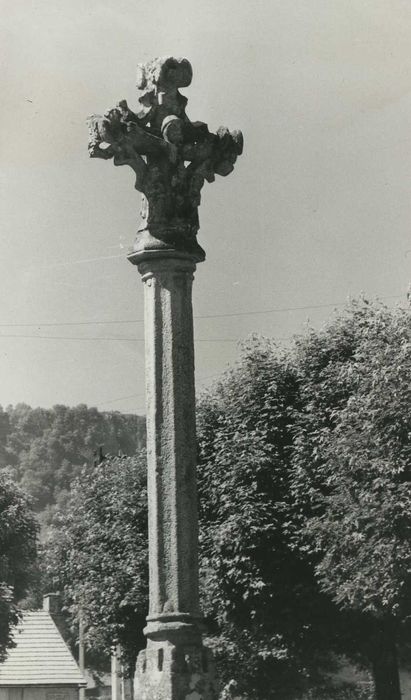 Croix de carrefour : Vue partielle