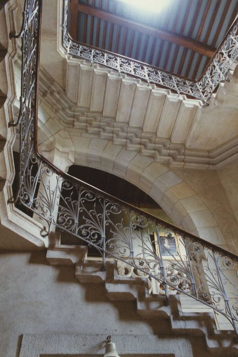 Château fort de Couzan : Escalier, vue partielle