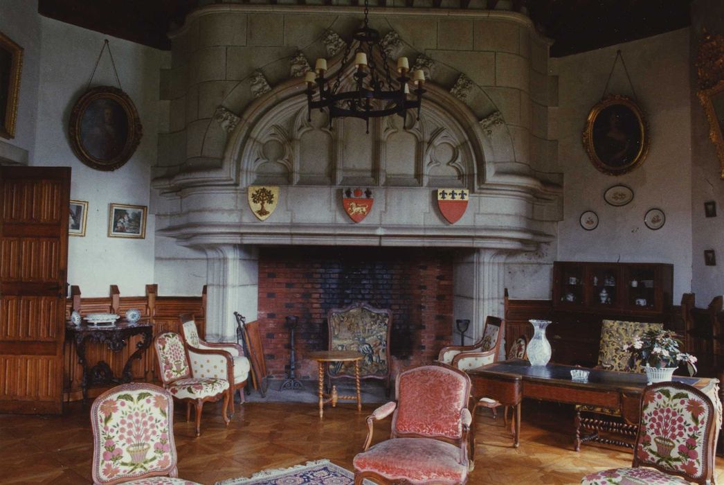 Château fort de Couzan : 1er étage, salon, cheminée monumentale, vue générale