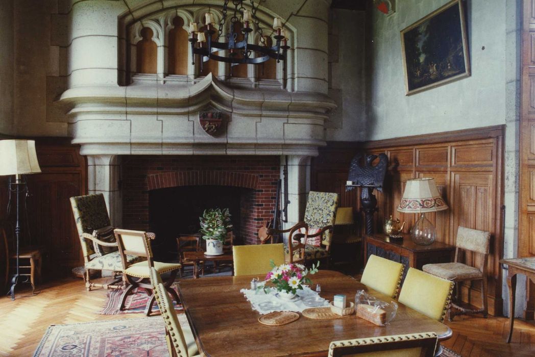 Château fort de Couzan : 1er étage, salle à manger, cheminée monumentale, vue générale