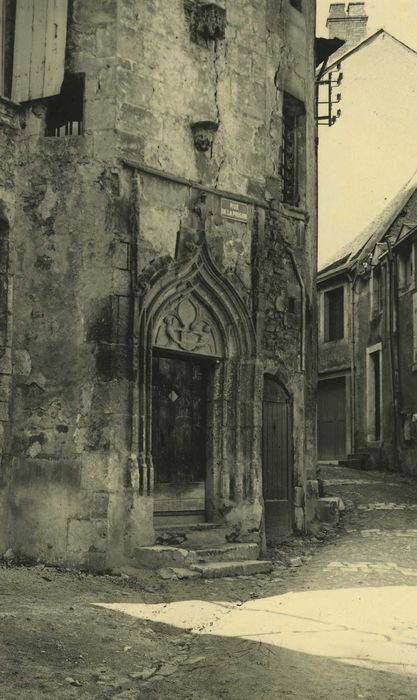 Ancien collège, dit aussi Hôtel de Chevigny : Porte d’accès sur rue, vue générale