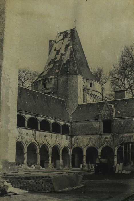 Château d'Argy : Cour d’honneur, angle nord-est, vue générale