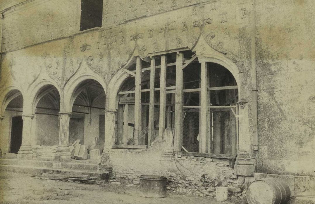 Château d'Argy : Cour d’honneur, aile est, façade ouest, vue partielle