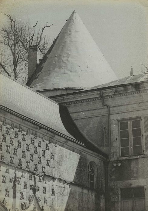 Château d'Argy : Tour sud-est, vue partielle