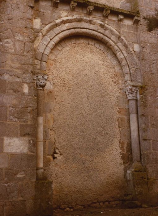 Eglise Notre-Dame : Portail occidental muré, vue générale