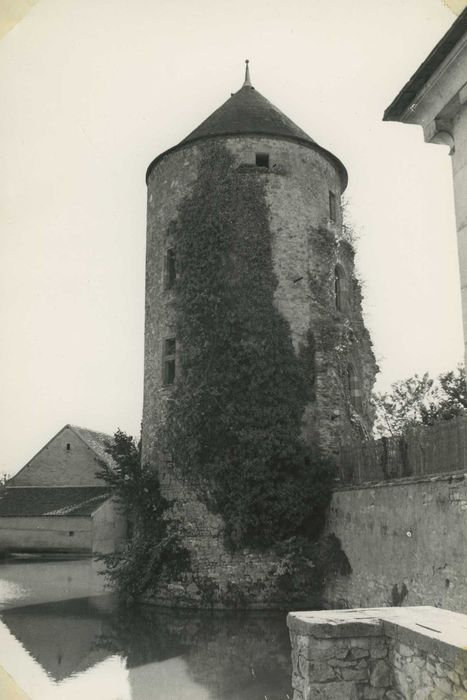 Tour de l'ancienne enceinte fortifiée : Elévation est, vue générale