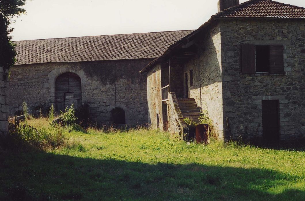 Château fort de Naucase ou Naucaze : Basse-cour, façades nord et est ; grange, façade nord, vue partielle