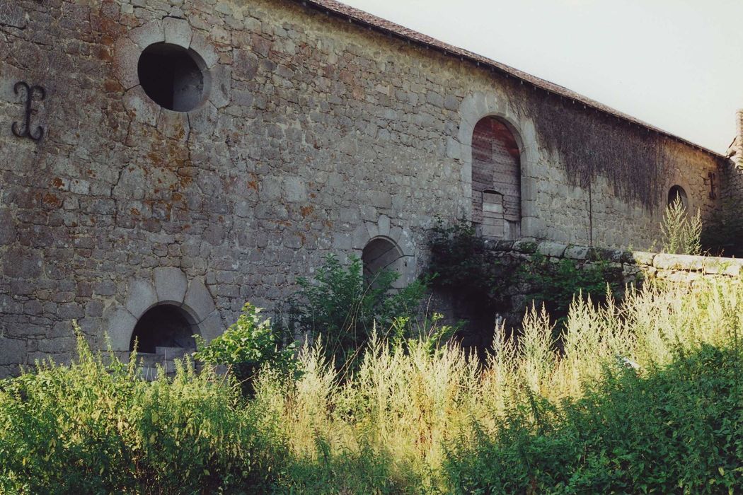 Château fort de Naucase ou Naucaze : Grange-écurie, façade nord sur cour, vue gnérale