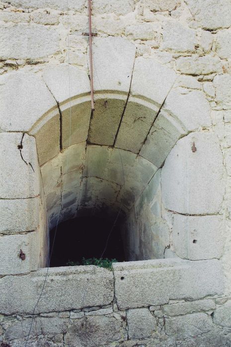 Château fort de Naucase ou Naucaze : Grange-écurie, façade nord sur cour, détail d’une baie