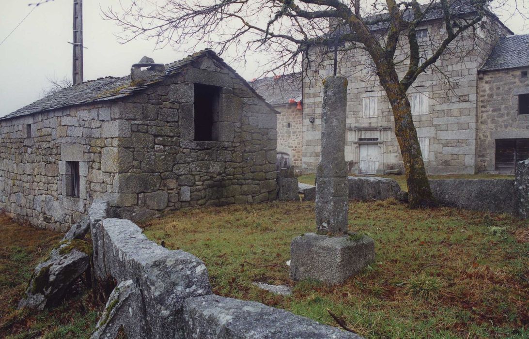 Ferme d'Estremiac : Croix et porcherie situées au sud de la cour