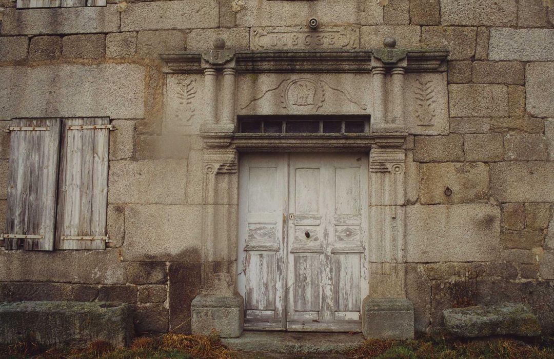 Ferme d'Estremiac : Façade sud, porte d’accès au logis de maître, vue générale