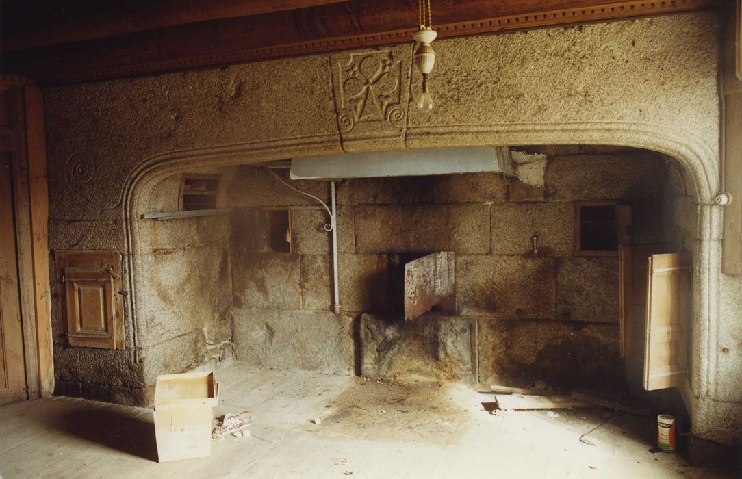 Ferme d'Estremiac : Logis de maître, rez-de-chaussée, grande salle, vue générale de la cheminée monumentale