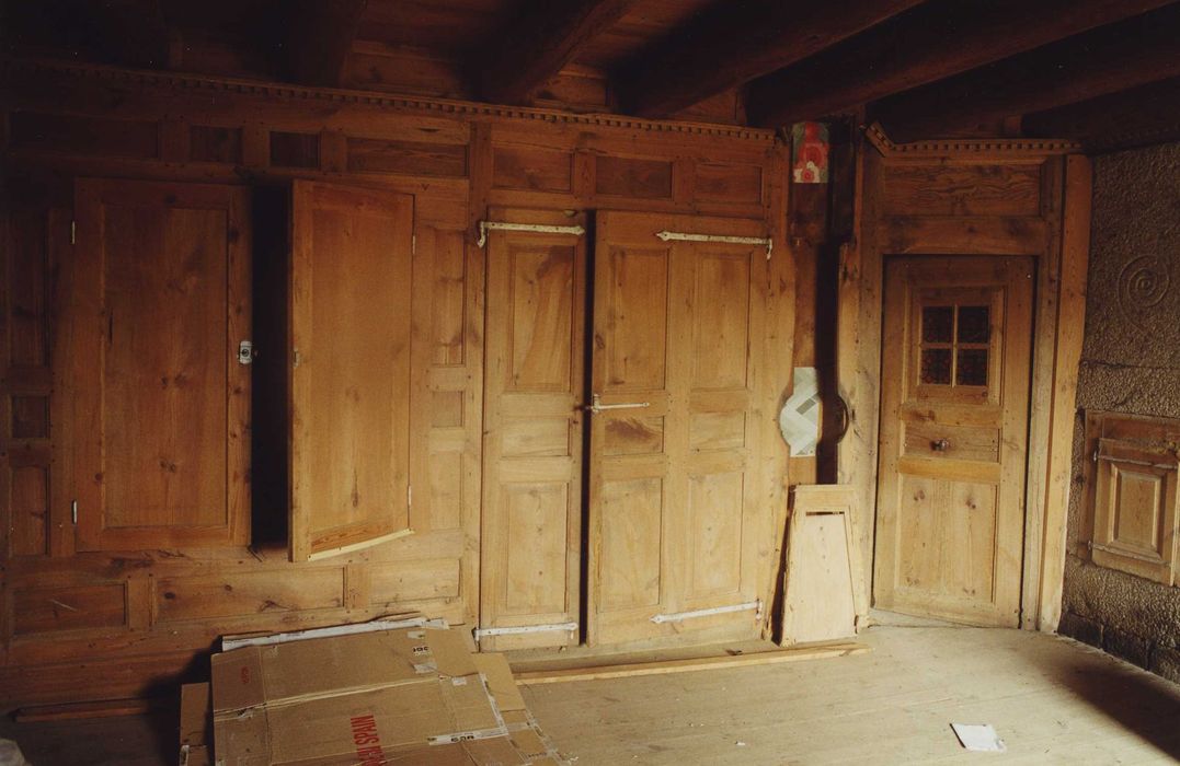 Ferme d'Estremiac : Logis de maître, rez-de-chaussée, grande salle, lambris des cloisons des lits clos, vue générale