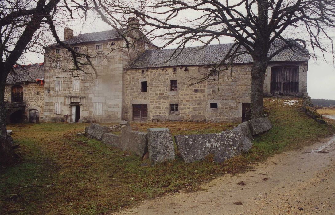 Ferme d'Estremiac : Logis de maître et grande-étable, ensemble sud, vue générale