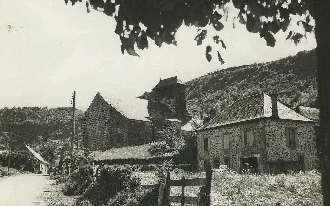 Eglise Saint-Martin : Vue générale de l’église dans son environnement