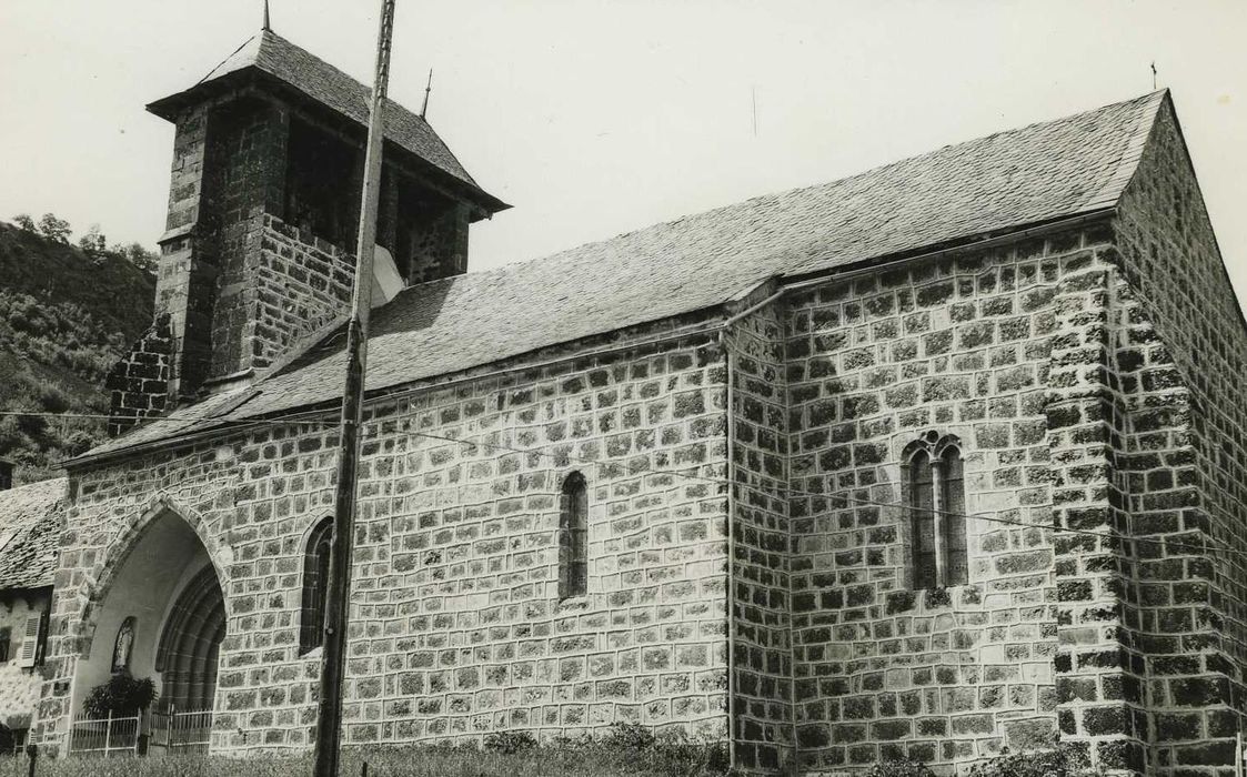 Eglise Saint-Martin : Façade latérale sud, vue générale