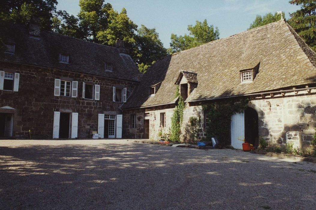 Château de Lescure : Façade sud du logis et façade ouest de l’écurie-grange, vue générale