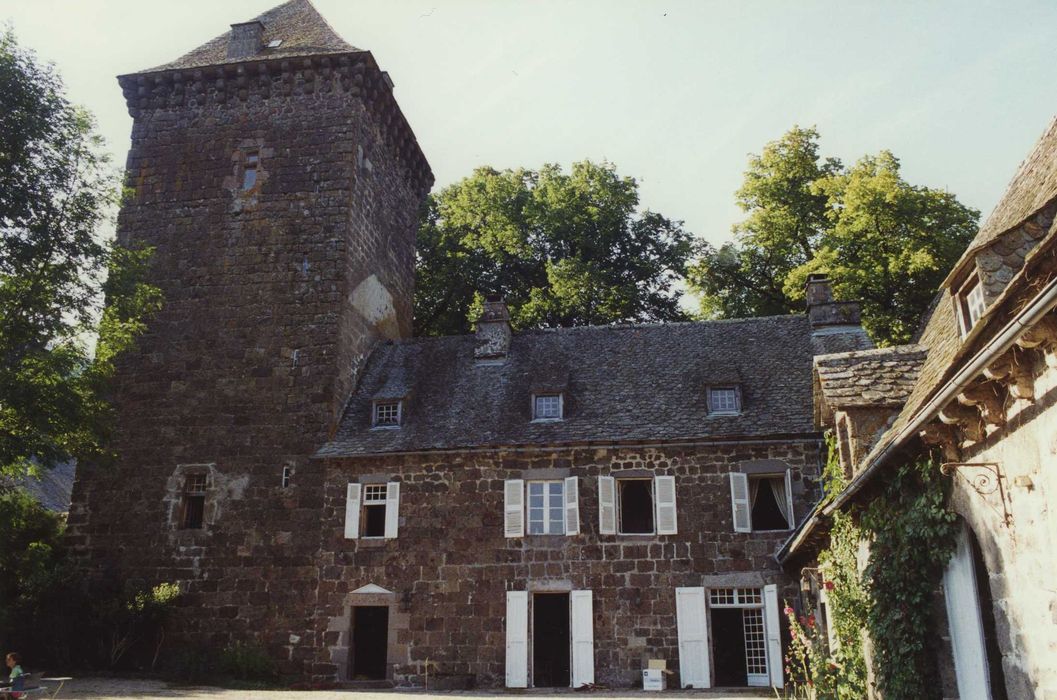 Château de Lescure : Ensemble sud sur cour, vue générale