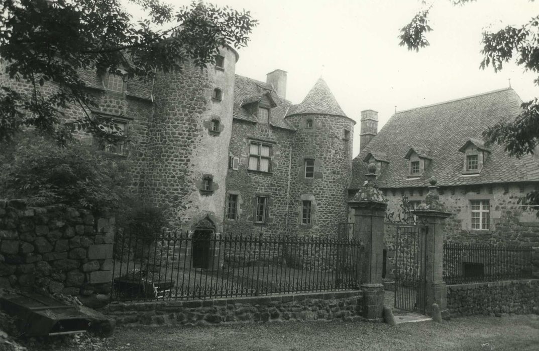 Château de Vigouroux : Ensemble sud-ouest, vue générale