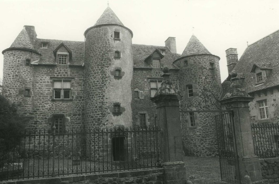 Château de Vigouroux : Façade sud, vue générale