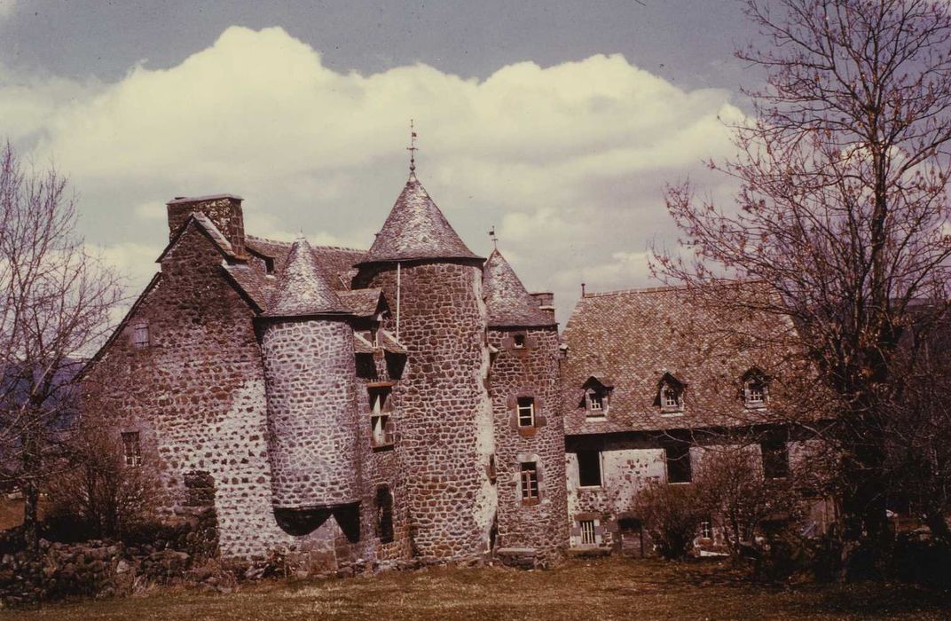 Château de Vigouroux : Ensemble ouest, vue générale