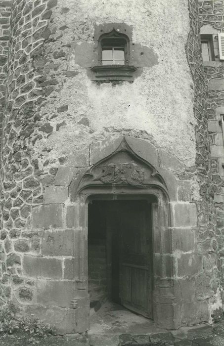 Château de Vigouroux : Façade sud, détail de la porte d’accès