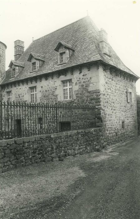 Château de Vigouroux : Aile du 18e siècle, façades sud et ouest, vue générale