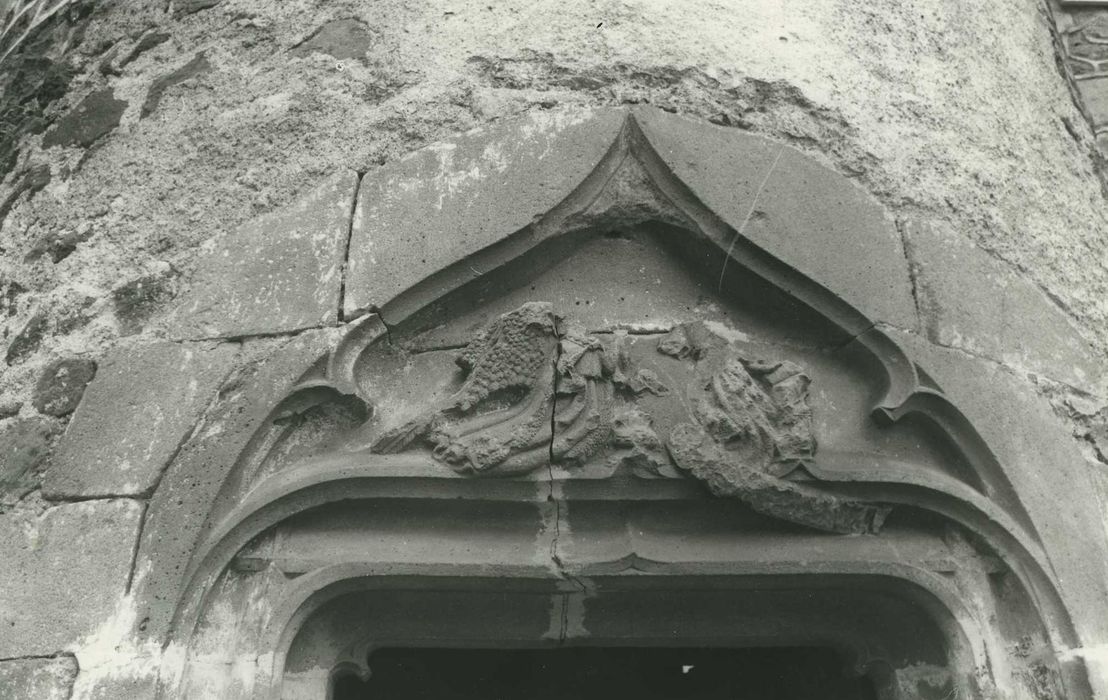 Château de Vigouroux : Façade sud, porte d’accès, détail du tympan