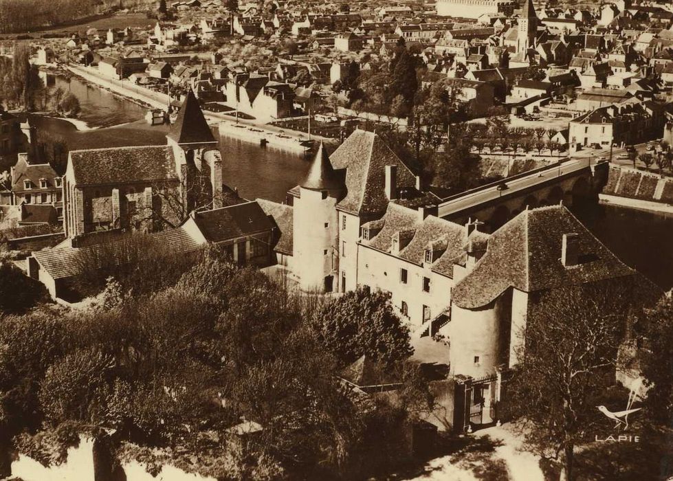 Château-Naillac, dit Vieux Château : Vue aérienne depuis le sud-est, vue générale