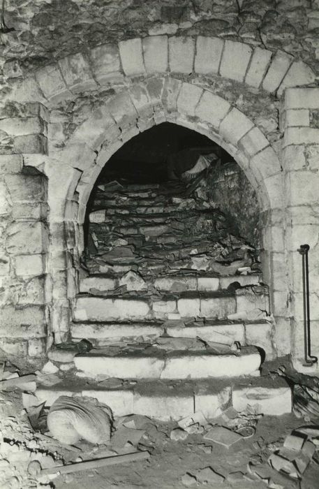 Château-Naillac, dit Vieux Château : Donjon nord, salle du premier sous-sol, détail d’une porte d’accès