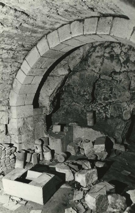 Château-Naillac, dit Vieux Château : Donjon nord, cave, vue partielle