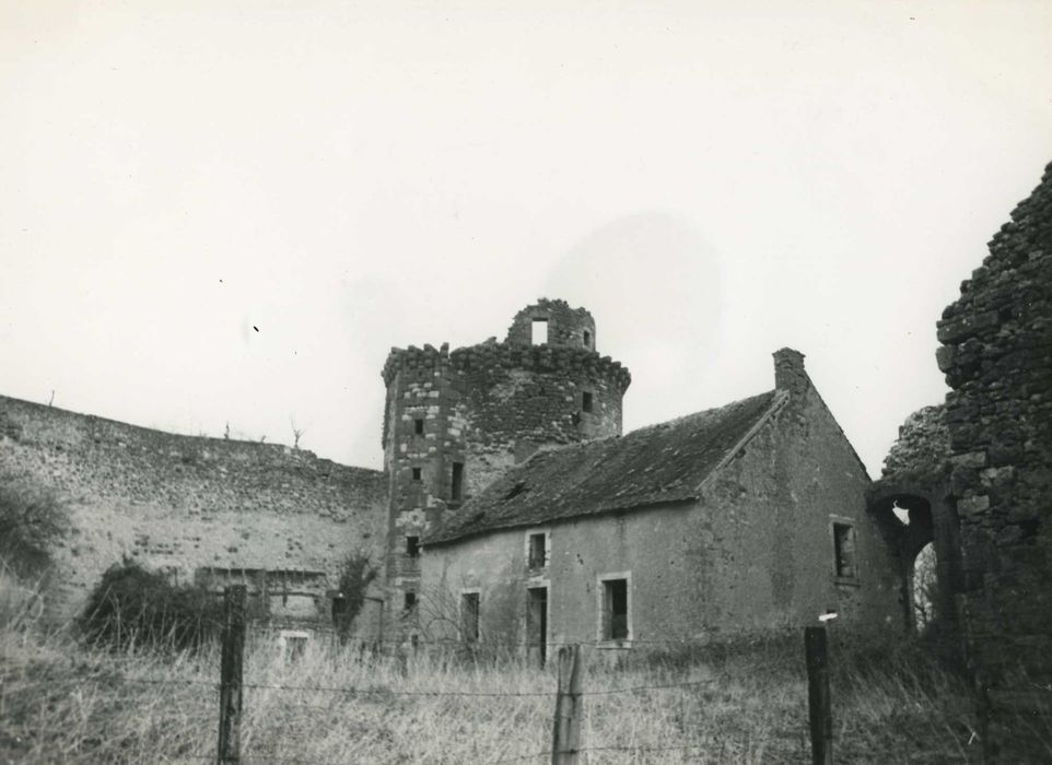 Château de la Prune-au-Pot : Tour Colin depuis la cour intérieure, vuegénérale