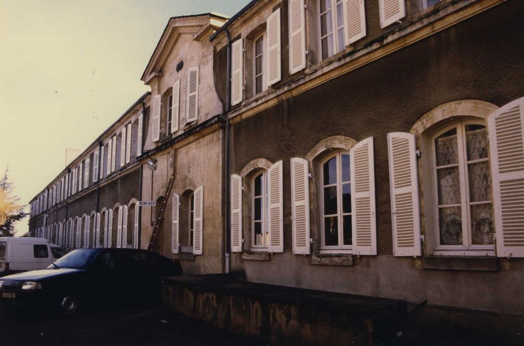 Château du Parc et manufacture de drap du château du Parc : Aile des tisserands, façade antérieure sur cour, vue générale