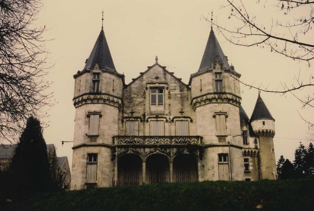 Château du Parc et manufacture de drap du château du Parc : Aile des teinturiers dit château Balsan, façade latérale nord, vue générale