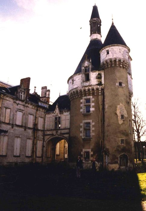 Château du Parc et manufacture de drap du château du Parc : Tour du château, vue générale