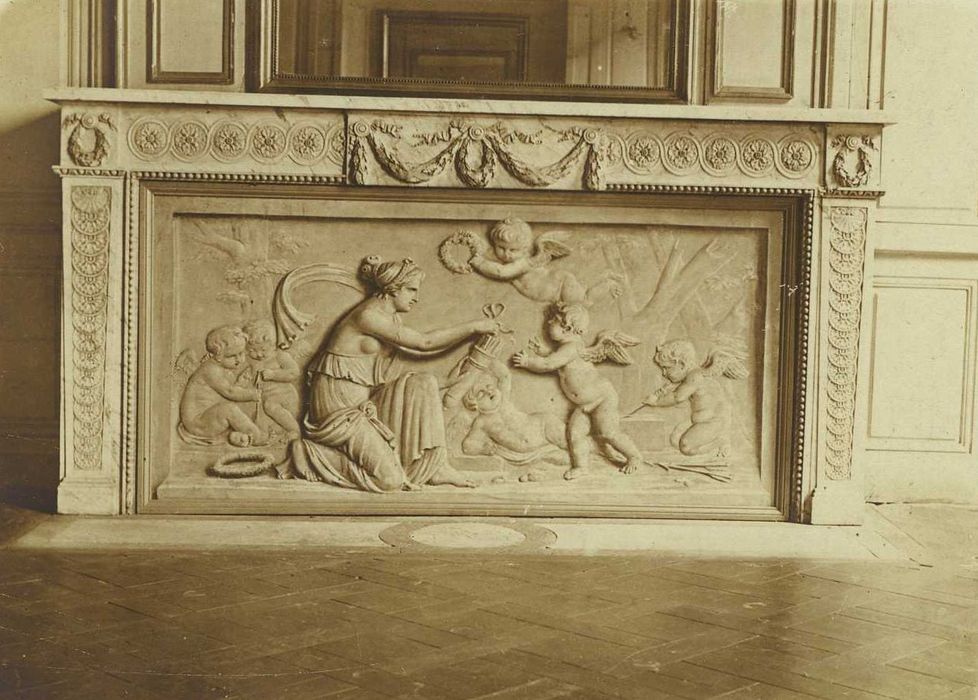 Ancien hôtel du Maréchal Bertrand : Salon du rez-de-chaussée, détail de la cheminée