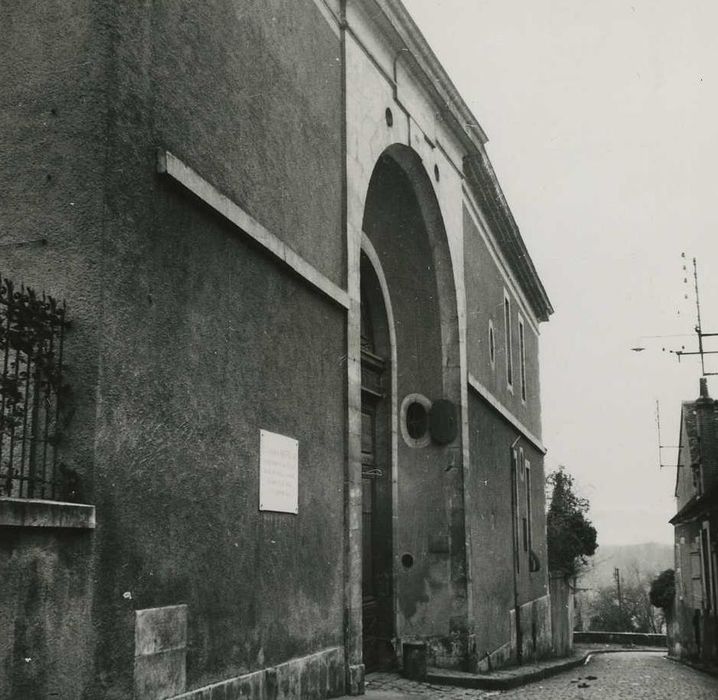 Ancien hôtel du Maréchal Bertrand : Porche monumental d’accès à la cour d’honneur, façade ouest, vue générale