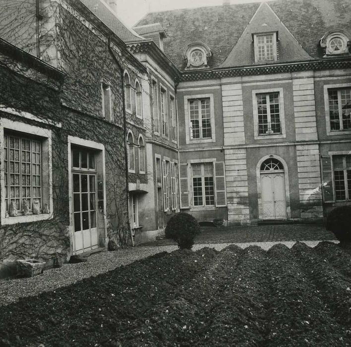 Ancien hôtel du Maréchal Bertrand : Façade sud, vue partielle