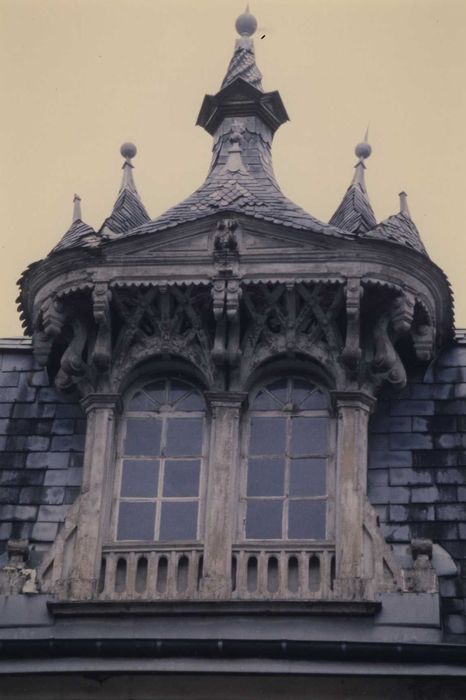 Maison à lucarne de type compagnonnique : Façade sur rue, détail de la lucarne à double capucine